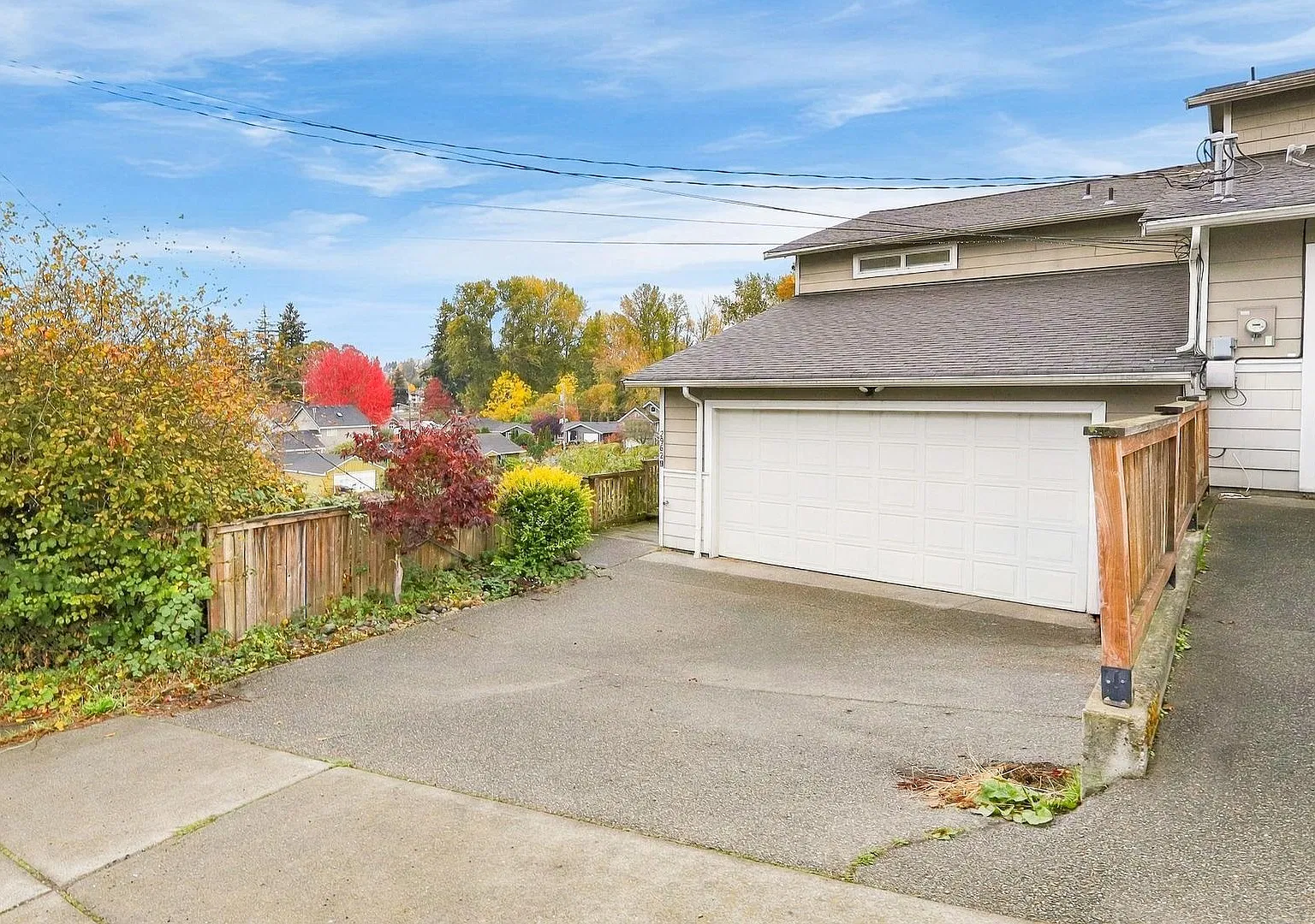 Comfortable Tacoma Rental Home with Fireplace, Deck, and 2-Car Garage — Photo 1