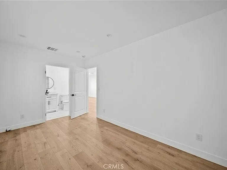 11488 Burbank Blvd — Photo 7
