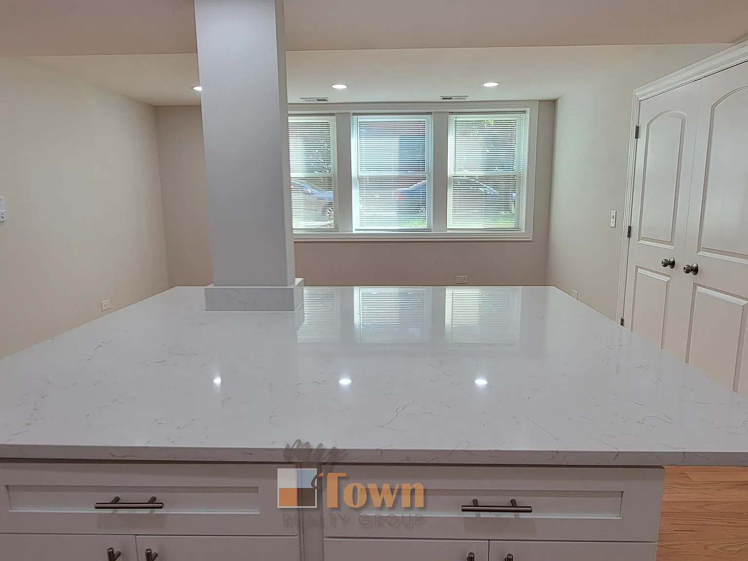 2836 W Arthur Ave — Photo 2