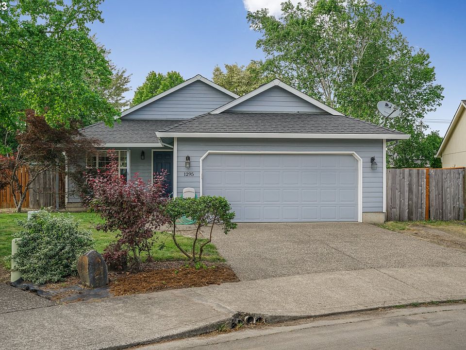 1st image of 1295 NE Lilac Ct