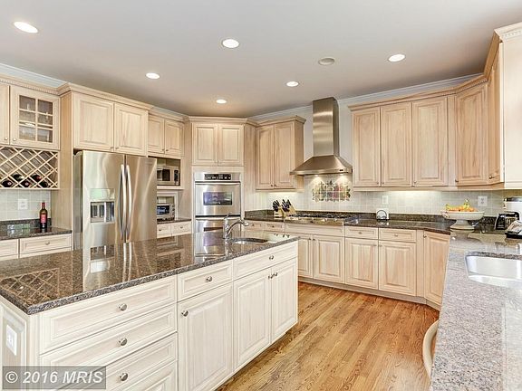 Gourmet kitchen with SS appliances