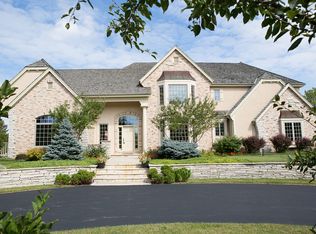 7228 W Ridgeview Dr, Mequon, WI 53092