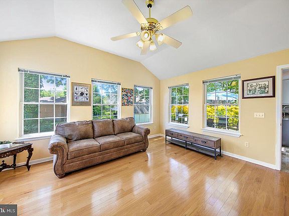 5th image of 220 Salt Forest Ln
