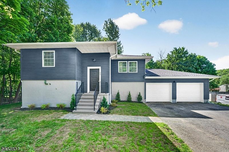 1st image of 62 Barry Dr