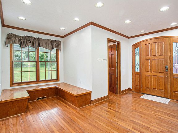 3rd image of 3225 Grand River Dr NE