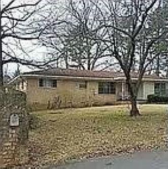 Beautiful 3 bedroom, family room/office,2 full baths, hardwood floors, 2 car garage, large backyard. Washer/dryer hookups, Dogs/Cats welcome
