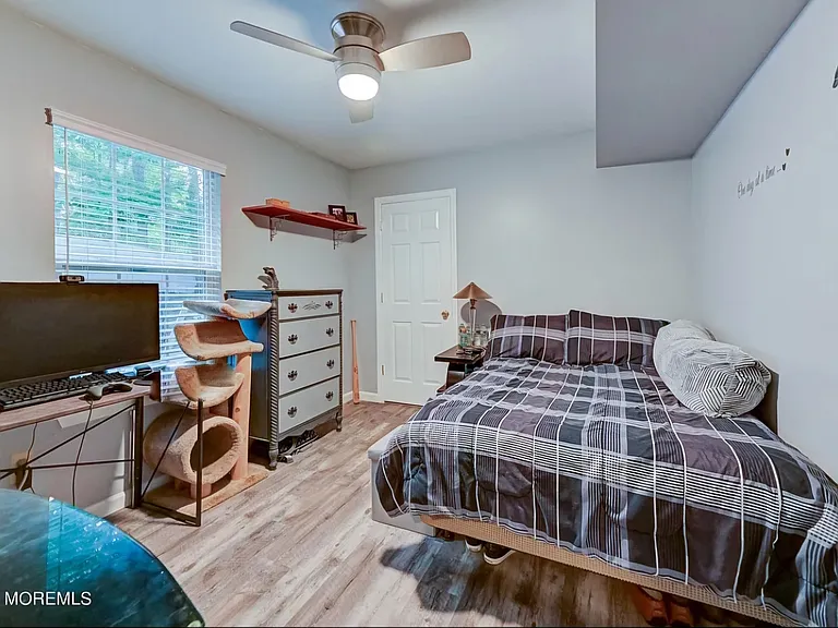 1375 Larchmont Ave — Photo 18