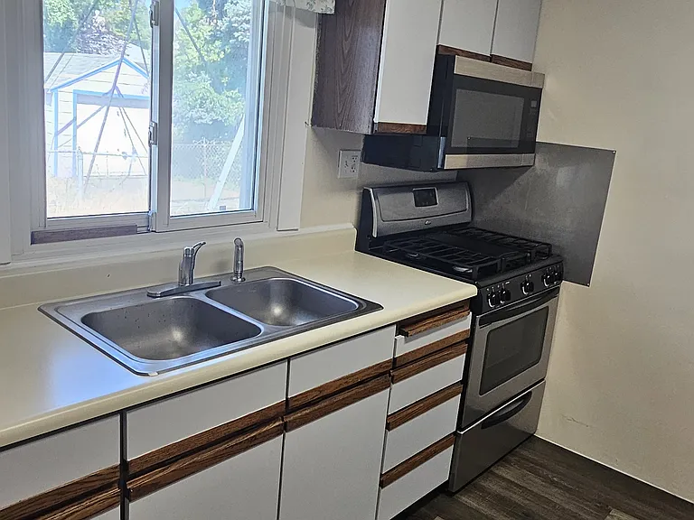 916 W 300 N — Photo 10