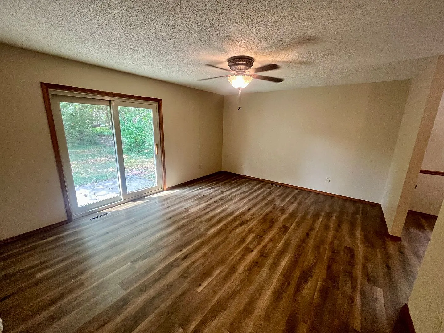 3 Bedroom - 1.5 Bathroom Home In Se Springfield Great Location! — Photo 4