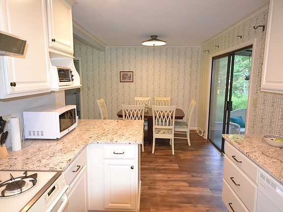 4th image of 391 Wayside Ln