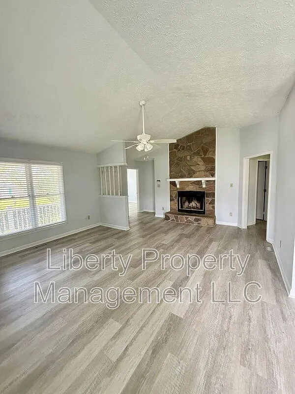 3 bed, 2.0 bath, 1094 sqft, $1,600 — Photo 4