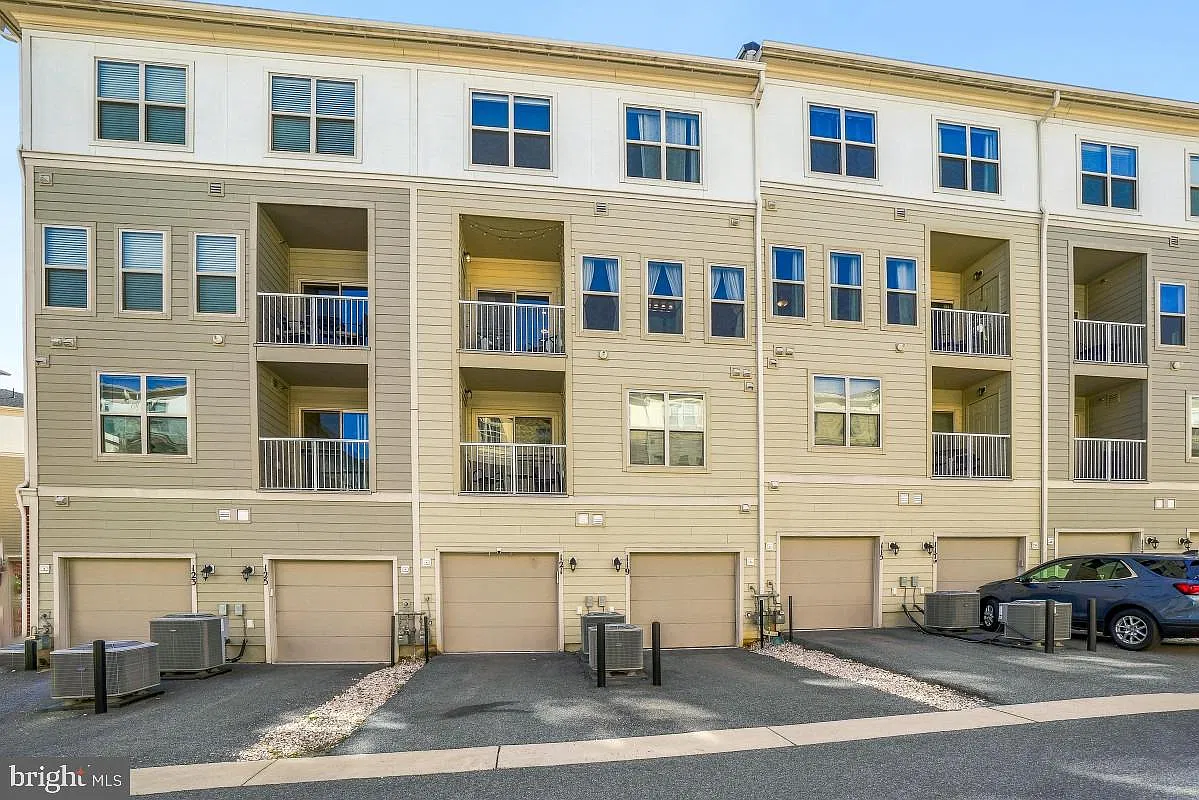 3 bed, 2.5 bath, 2683 sqft, $3,200 — Photo 4
