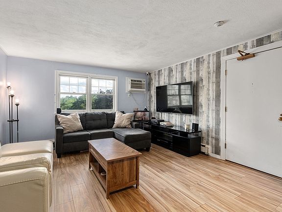 3rd image of 209 Great Rd APT C2