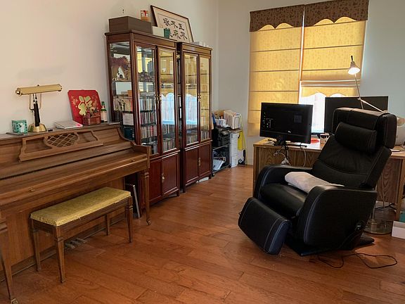 1st floor Study with adjunction full bathroom and closet. Can be used as 5th bedroom