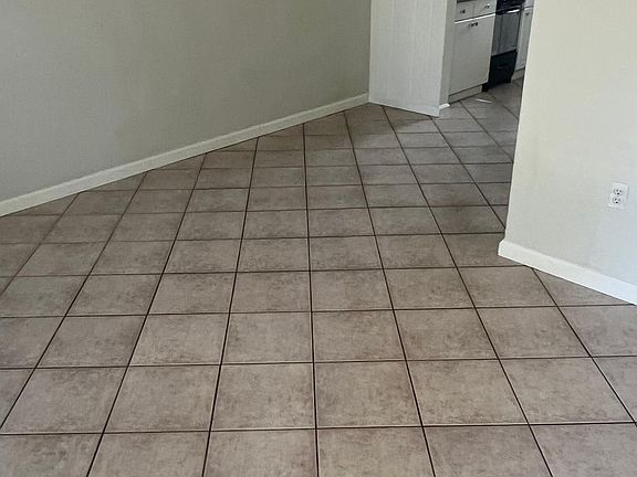 4th image of 423 NE 15th Ave