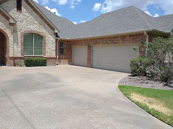 2nd image of 106 Shady Wood Ct