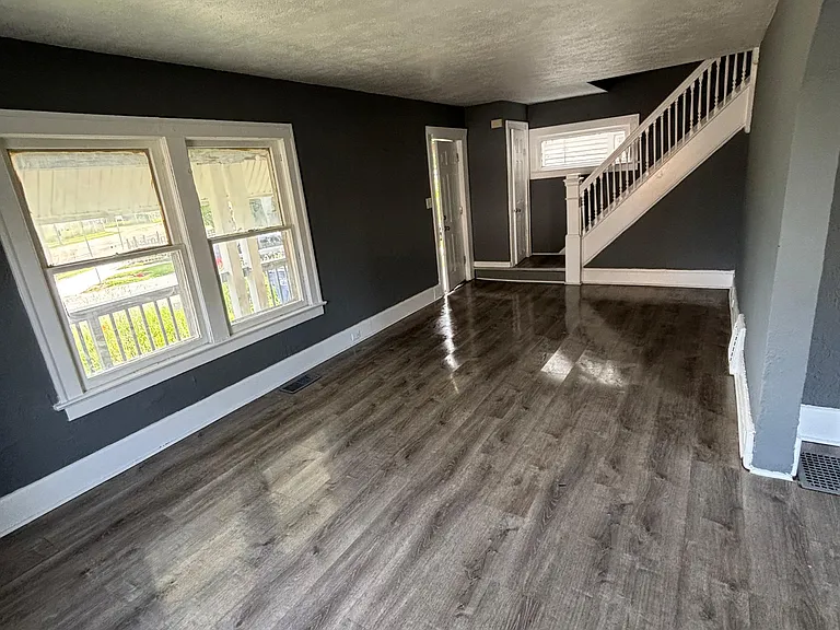 1402 Prouty Ave — Photo 2