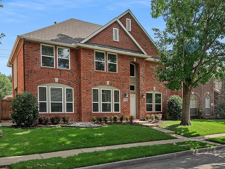 842 Cheshire Dr — Photo 2