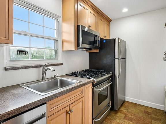 3rd image of 16 Wedgewood Dr