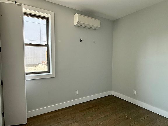 4th image of 644 Lorimer St #2B