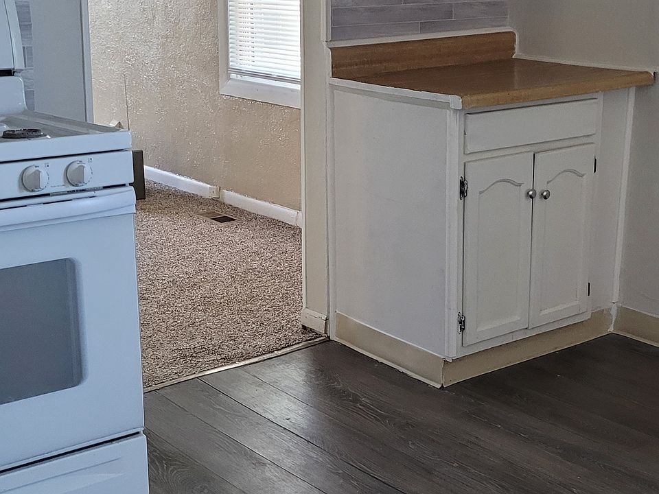kitchen has a gas stove