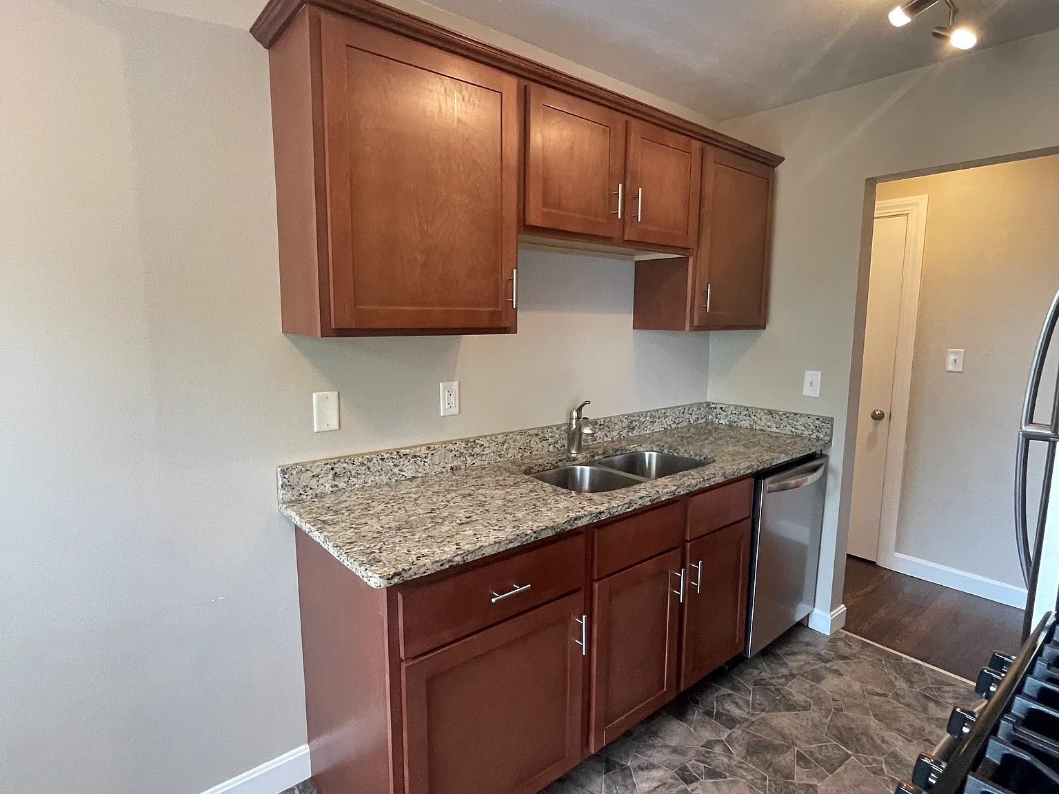 2 bed, 750 sqft, $1,400 — Photo 4