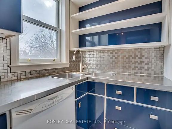 2nd image of 215 Carlton St Unit 2