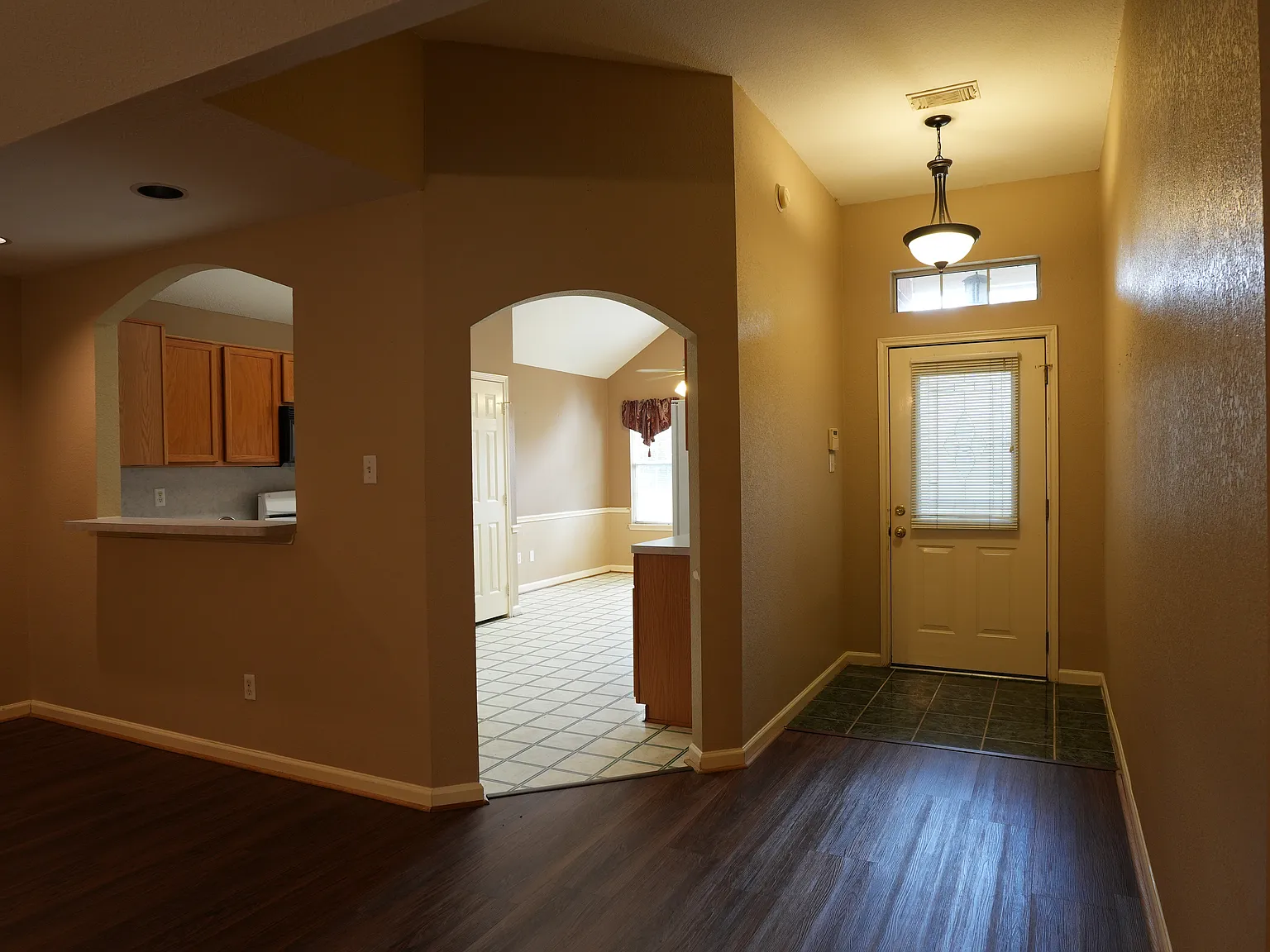 3 bed, 1944 sqft, $2,100 — Photo 2