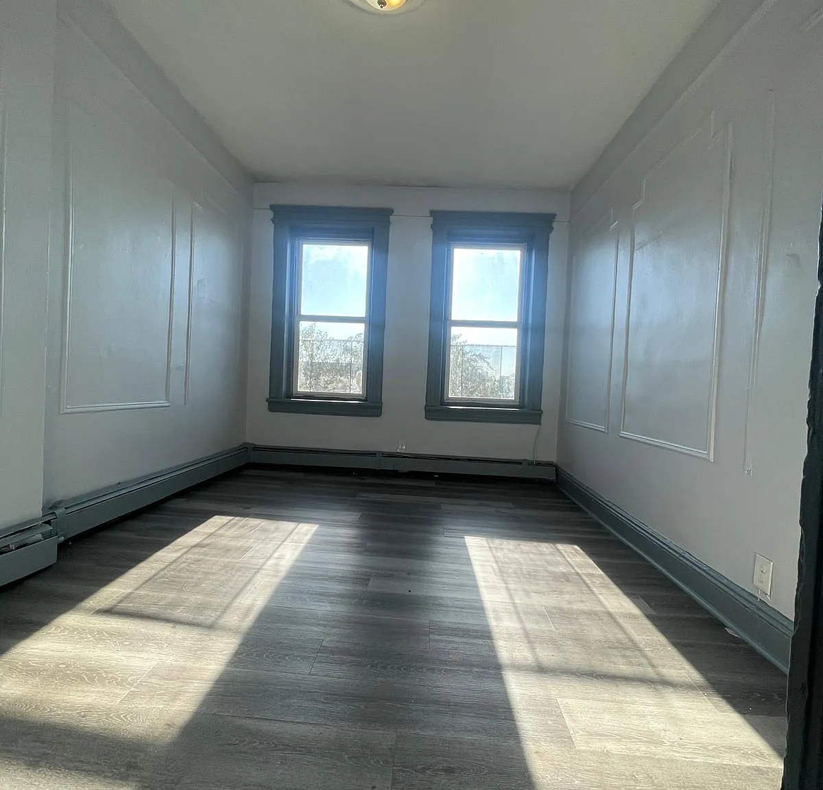 3 bed, 1000 sqft, $2,200 — Photo 3