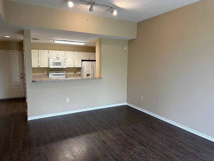 1 bed, 1.0 bath, 719 sqft, $2,100 — Photo 1