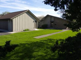 2 Clubhouse Dr, Willowbrook, IL 60527