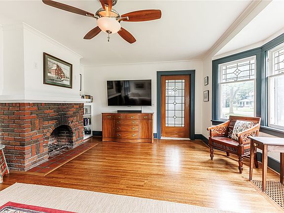 4th image of 55 Elm Dr