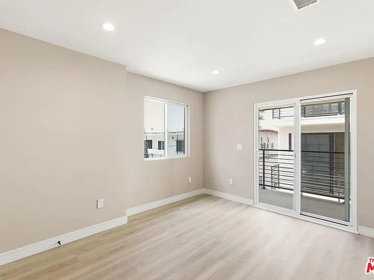 225 N Burlington Ave — Photo 19
