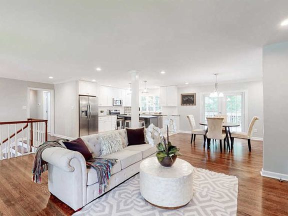 4th image of 744 Malabu Dr