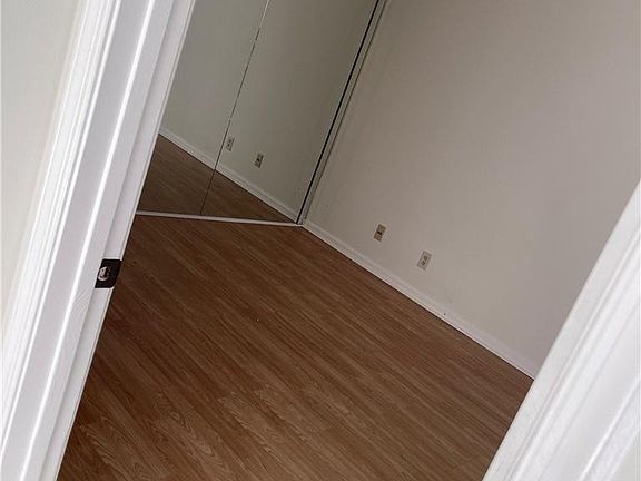 4th image of 607 Lincoln Court #607