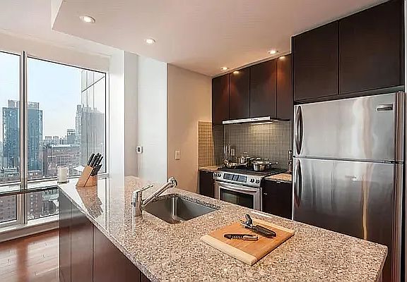4th image of 306 W 48th St APT 17C