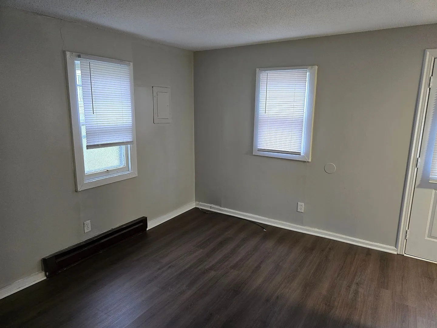 Cozy Renovated Studio Home Pet Friendly & Private! — Photo 4