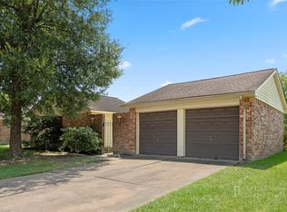 422 W Castle Harbour Dr, Friendswood, TX 77546