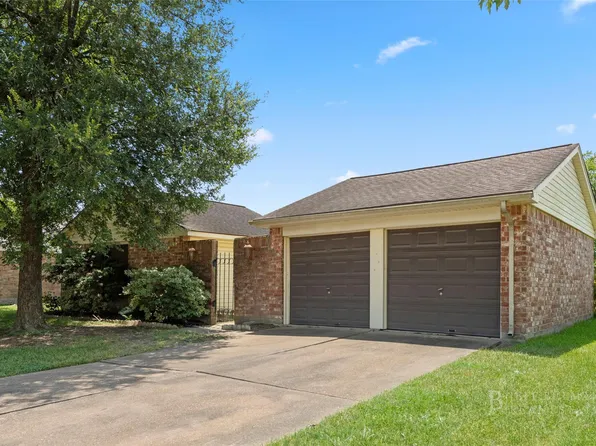 422 W Castle Harbour Dr, Friendswood, TX 77546