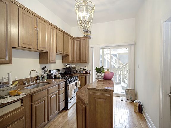 1404 Noble #1 Kitchen