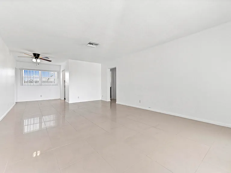 2755 NE 28th Ave #F1 — Photo 2