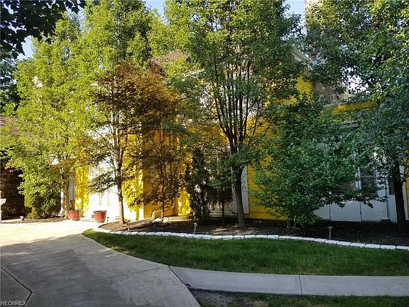 3rd image of 1600 Oakwood Dr