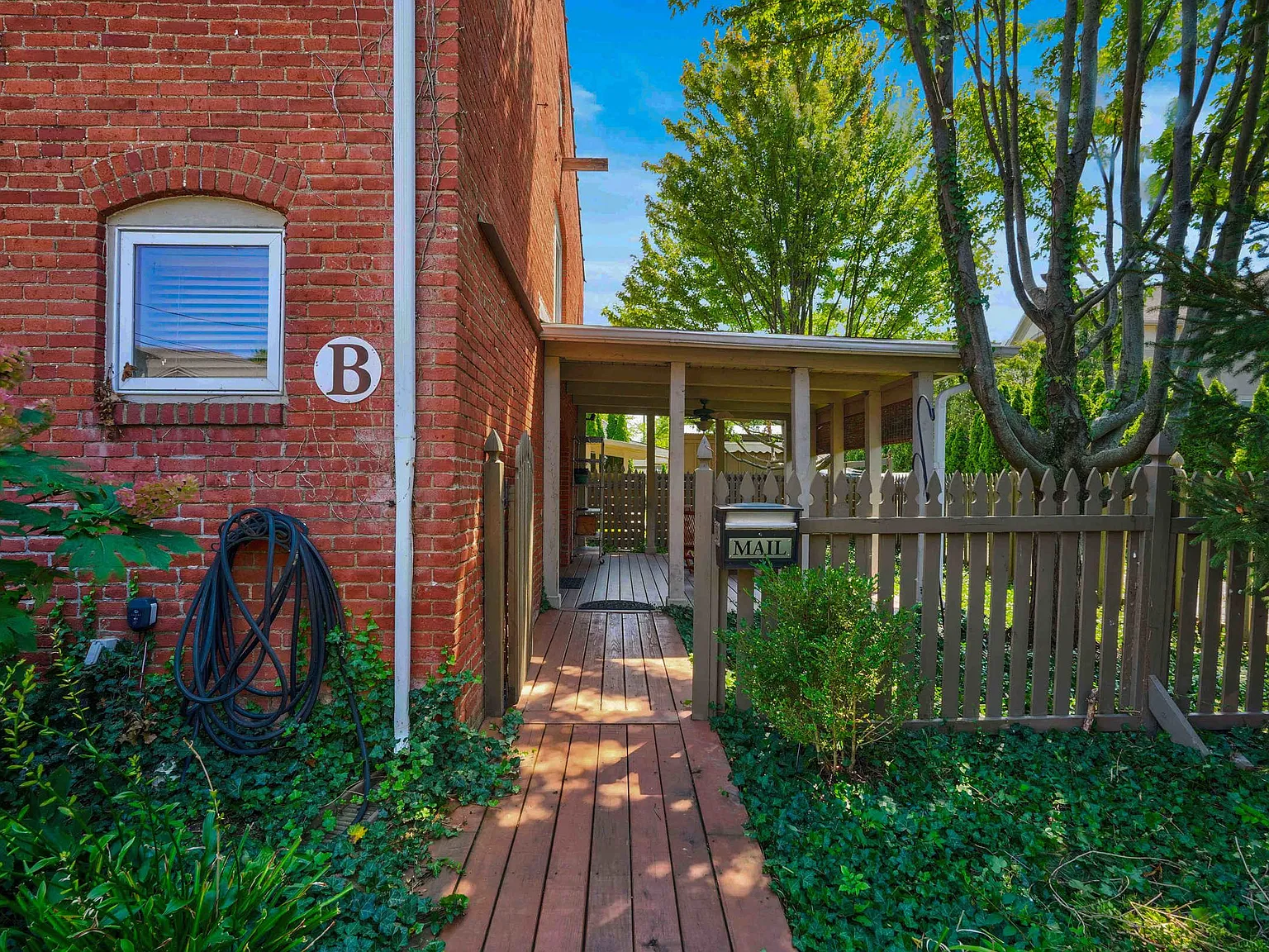 2 bed, 1.5 bath, 1800 sqft, $3,500 — Photo 2