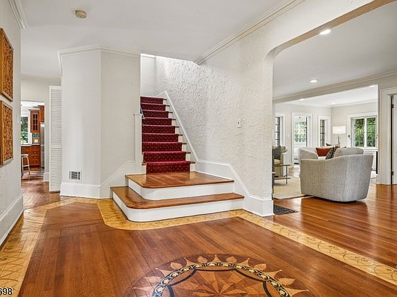 4th image of 136 Summit Ave