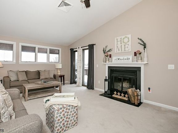 4th image of 16 Ridgedale Dr