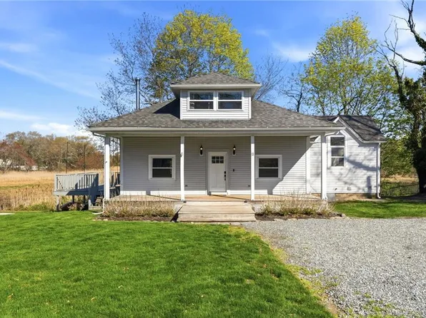 11 Heights Ave, Warwick, RI 02889