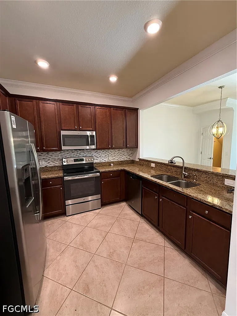 3 bed, 2.5 bath, 1942 sqft, $2,100 — Photo 4