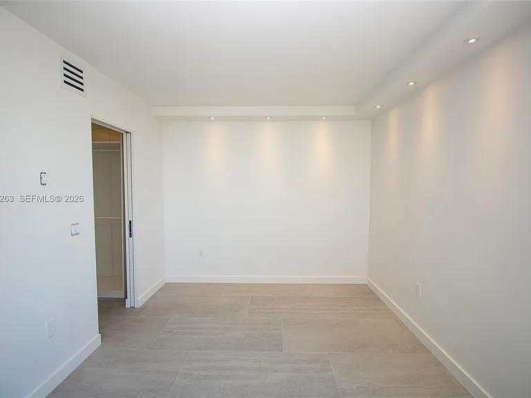 2899 Collins Ave #1422 — Photo 10