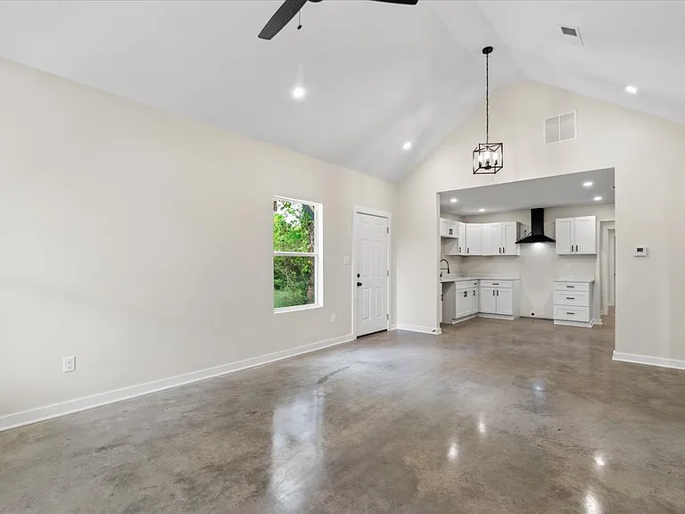 750 Barrett Pl — Photo 3