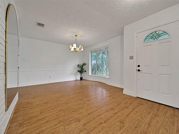 2nd image of 626 Park Knoll Ln